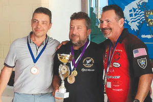 Ο Τυράκης με το κύπελλο που κατέκτησε στους αγώνες