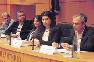 Ο ΕΣΔΑΚ καθιερώνει βραβείο στη μνήμη της Βιργινίας Μανασάκη. Το εισηγήθηκε ο Χάρης Μαμουλάκης κι έγινε ομοφώνως αποδεκτό!