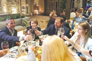 Στο πρόσωπο της Νανάς Καράτζη βράβευσαν ολόκληρη την οικογένεια