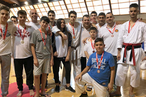 Η ομάδα του Σατόρι με τα μετάλλιά τους