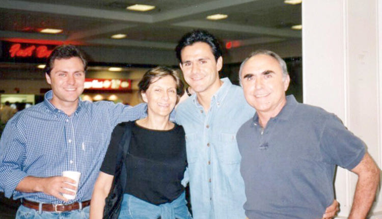 Ο Θεόδωρος Βασιλάκης με τη σύζυγό του Εμμανουέλα και τα παιδιά τους, Ευτύχιο και Γιώργο, σε παλαιότερη φωτογραφία 