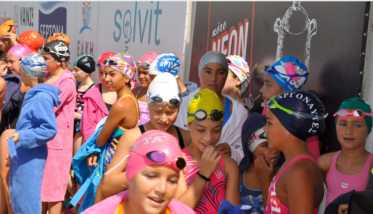  Παιδιά με ανυπομονησία περιμένουν για να αγωνιστούν 