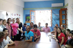 Εκπρόσωποι της εταιρείας Super Market Χαλκιαδάκης επισκέφθηκαν τα γραφεία του Συλλόγου Γονέων Κηδεμόνων και Φίλων ΑμεΝΥ  «Η Ροδαυγή», στην Αγία Ειρήνη Χρυσοβαλάντου.