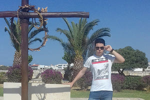 Στον προμαχώνα Μαρτινέγκο (Martinengo), πάνω στον οποίον κείτονται δύο μεγάλες μορφές του πνεύματος.Το Νίκο Καζαντζάκη και την Ελένη Ν. Καζαντζάκη.