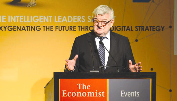  ο Γιόσκα Φίσερ, πρώην αντικαγκελάριος και υπουργός Εξωτερικών στην κυβέρνηση Γκέρχαρντ Σρέντερ