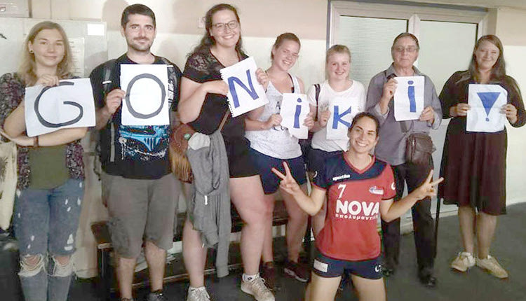 ΑΘΛΕΣΗ: μια ευχάριστη έκπληξη περίμενε την αρχηγό της ομάδας Νίκη Μανωλάκη - Φίλοι της από το εξωτερικό τής ευχήθηκαν καλή επιτυχία με τον δικό τους τρόπο