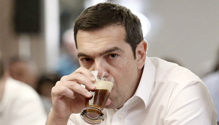 Ώρες είναι να κάνει μόδα τον φρέντο χωρίς καλαμάκι ο Κάρολος… Ή μήπως τον έκανε κιόλας; Διότι ο πρωθυπουργός Αλέξης Τσίπρας