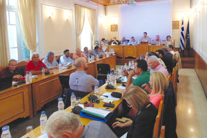 ο περιφερειάρχης Κρήτης Σταύρος Αρναουτάκη στο πλαίσιο Περιφερειακού Συμβουλίου.