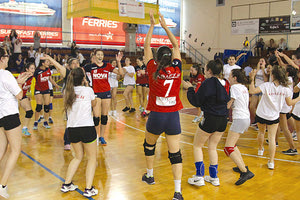 Χορεύουν οι αθλήτριες της ΑΘΛΕΣΗ πανηγυρίζοντας την άνοδο στην Α2