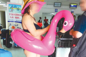 μια τουρίστρια, η οποία όπως φαίνεται και στη φωτογραφία, δεν μπόρεσε να αποχωριστεί το… φλαμίνγκο της.