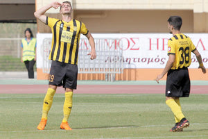 Ο Κάιπερς πέτυχε δύο γκολ στο τελευταίο του παιχνίδι στο Παγκρήτιο και πανηγυρίζει μαζί με τον Τσέλιο που σκόραρε κι αυτός