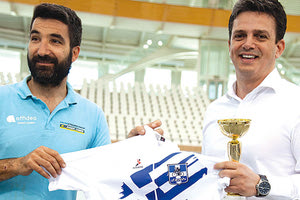 Ο Θεόδωρος Καρούζος παραλαμβάνει το Κύπελλο