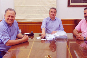 Τον περιφερειάρχη Κρήτης Σταύρο Αρναουτάκη επισκέφθηκαν ο πρόεδρος της Ελληνικής Ομοσπονδίας Αθλητισμού Κωφών Ιωσήφ Σταυρακάκης και ο ειδικός γραμματέας της, Παναγιώτης Κορδονούρης