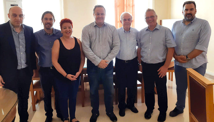 Τον  δήμαρχο Ηρακλείου Βασίλη Λαμπρινό, επισκέφθηκαν ο πρόεδρος της Ελληνικής Ομοσπονδίας Αθλητισμού Κωφών Ιωσήφ Σταυρακάκης και ο ειδικός γραμματέας της, Παναγιώτης Κορδονούρης, με σκοπό να τους ενημερώσουν για τη διοργάνωση του Ευρωπαϊκού Αθλητικού Συνεδρίου Κωφών