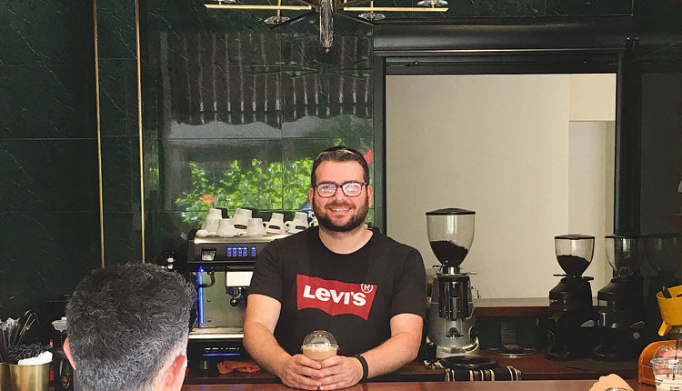 Ο ιδιοκτήτης του Cafe COSMOPOLIT Βασίλης Μαργαριτάκης