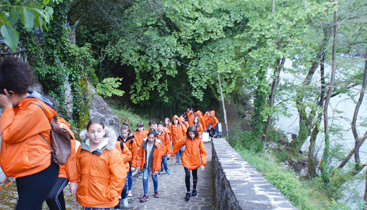 Το τριήμερο πρόγραμμα του Κέντρου Περιβαλλοντικής Εκπαίδευσης Πραμάντων «Φυσικό περιβάλλον και ιστορικό τοπίο των Τζουμέρκων» στις αρχές Μαΐου παρακολούθησε η Περιβαλλοντική Ομάδα του 11ου Γυμνασίου Ηρακλείου με θέμα «Αειφορία στην αδιαφορία!». Οι μαθητές είχαν την ευκαιρία να γνωρίσουν το Αρχαιολογικό Μουσείο και τις βυζαντινές εκκλησίες της Άρτας, την υπέροχη φύση και την πολυκύμαντη ιστορία των Τζουμέρκων καθώς και την ιστορική πόλη των Ιωαννίνων και τον αρχαιολογικό χώρο της Βεργίνας. Οι συμμετέχοντες στην εκδρομή αναφέρουν «η μοναδική σε ομορφιά περιοχή των Αθαμανικών Ορέων όπως είναι η επίσημη ονομασία των Τζουμέρκων μας συνεπήρε όλους. Ακολουθήσαμε το πετρόκτιστο μονοπάτι που ακολουθεί την πορεία του Άραχθου ποταμού πλάι στο γεφύρι της Πλάκας που δυστυχώς δεν υπάρχει πια, περιηγηθήκαμε στα λιθόκτιστα δρομάκια των Πραμάντων, του Συρράκου και των Καλαρρυτών και επισκεφτήκαμε το σπήλαιο της Ανεμότρυπας και τη Μονή Κηπίνας. Δεν μπορούμε να μην αναφέρουμε και την επίσκεψή μας στο Μουσείο Σύγχρονης Τέχνης «Θεόδωρος Παπαγιάννης», στο Ελληνικό Ιωαννίνων που μας συγκίνησε με τα έργα του, που έχουν ως θέμα τους κυρίως την Ήπειρο: προτομές ευεργετών και σημαντικών ανθρώπων της περιοχής, εκθέματα με θέμα το ψωμί, τη μάθηση, τον ευεργετισμό, την ξενιτιά και άλλα που, όπως αναφέρει ο ίδιος ο καλλιτέχνης, είναι «αφιερωμένα στους ταπεινούς της ζωής, τους αγρότες- κτηνοτρόφους, τους μαστόρους και την Ηπειρώτισσα μάνα. Ευχαριστούμε θερμά τις υπεύθυνες του Κέντρου Κατέρη Κατερίνα και Λενούδια Ευαγγελία για τη ζεστή τους υποδοχή και φιλοξενία και τους ευχόμαστε καλή δύναμη στο έργο τους».