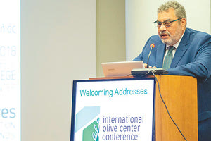 ο πρόεδρος της Αμερικανικής Γεωργικής Σχολής και του Perrotis College, δρ Πάνος Κανέλλης στο 1ο Διεθνές Συνέδριο για την επιτραπέζια ελιά