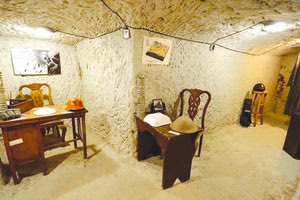 Ιστορικές μνήμες «ξυπνούν» στο μουσείο που κάποτε ήταν υπόγειο καταφύγιο των Γερμανών.