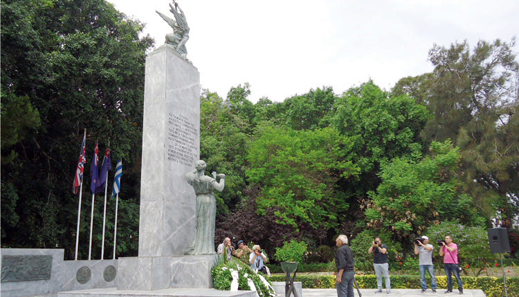 Ο αιωνόβιος Γεώργιος Παλαιάκης από τη Ρογδιά κατέθεσε στεφάνι στο Ηρώο της Μάχης της Κρήτης στη μνήμη των πεσόντων και καταχειροκροτήθηκε από όλους.