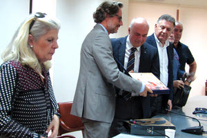 ο Γερμανός πρέσβης Γενς Πλέτνερ πήγε στο Επιμελητήριο Ηρακλείου