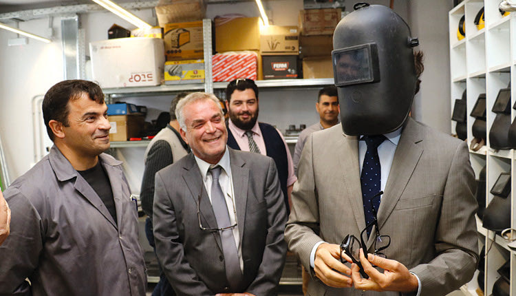 ο Γερμανός πρέσβης φόρεσε και την κάσκα της ηλεκτροσυγκόλλησης