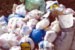 Γεμίζουν πάλι σκουπίδια οι δρόμοι