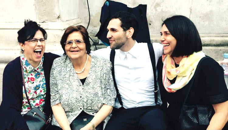 Ο ΜΑΝΟΛΗΣ ΣΤΑΥΡΑΚΑΚΗΣ: Με τη Φρόσω Ποιμενίδου, τη γιαγιά του Καίτη Μαμαλάκη και τη μητέρα του Μαρινέλα Μαμαλάκη μετά την αποφοίτηση από το διδακτορικό στο Λονδίνο το 2015 