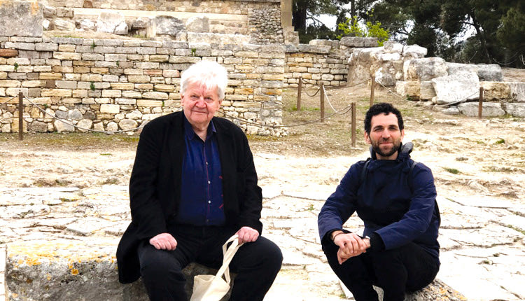 ΜΑΝΟΛΗΣ ΣΤΑΥΡΑΚΑΚΗΣ: Με τον καθηγητή του, Mark Cousins, πέρυσι στην Κνωσό 