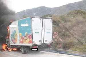 Ολοσχερώς καταστράφηκε ένα φορτηγό, από φωτιά