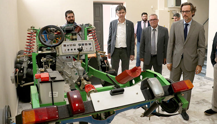 Ο υφυπουργός Παιδείας με τον Γερμανό πρέσβη στις τεχνικές σχολές του Επιμελητηρίου Ηρακλείου