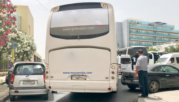 Στο κέντρο του Ηρακλείου οδηγός λεωφορείου, στον χώρο του Αρχαιολογικού Μουσείου. 