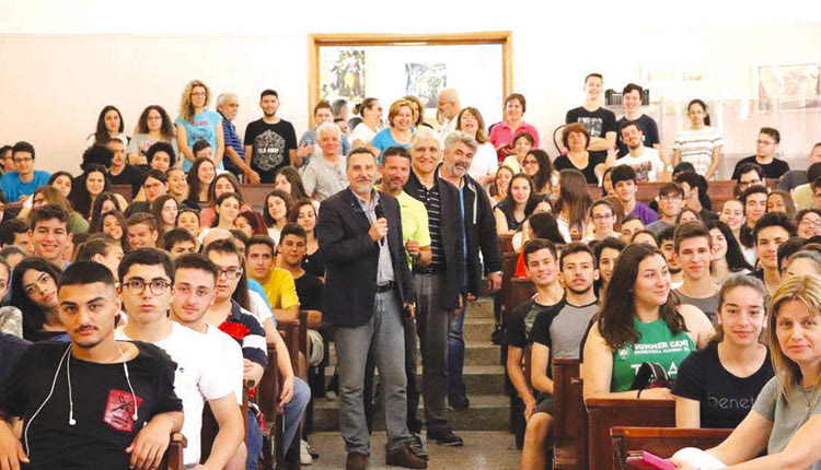 Τις εγκαταστάσεις του «Ηράκλειο» ΟΑΑ, πέρα από σχολεία, επισκέφθηκε χθες ο Παναγιώτης Γιαννάκης, όπου μετέδωσε στους νεαρούς αθλητές το πάθος του για το μπάσκετ.