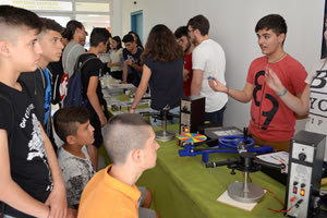 Οι μαθητές παρουσίασαν εντυπωσιακά πειράματα για τη μελέτη της φύσης του φωτός και των ιδιοτήτων του στις εκδηλώσεις για το “Αέναο Φως” 