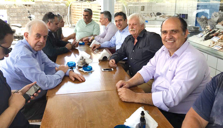 Βασίλης Λαμπρινός που κάθισε  για ένα ουζάκι μετά την ξενάγηση στον χώρο της νέας ιχθυαγοράς.