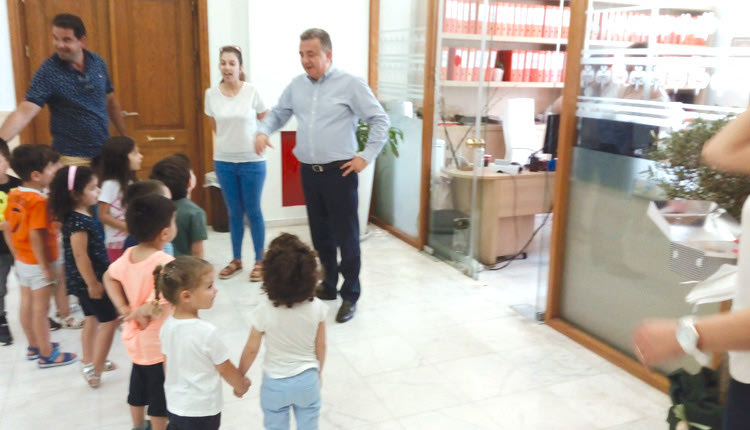 ο περιφερειάρχης Σταύρος Αρναουτάκης είχε τα γενέθλιά του και οι πρώτες ευχές ήρθαν από το στόμα των μικρών μαθητών παιδικού σταθμού