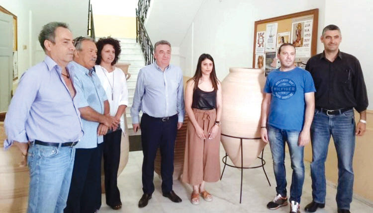 ο περιφερειάρχης Σταύρος Αρναουτάκης είχε τα γενέθλιά του και  οι Θραψανιώτες από τον Πολιτιστικό Σύλλογο και του χάρισαν 4 πιθάρια που ήδη κοσμούν το κτήριο της Περιφέρειας!