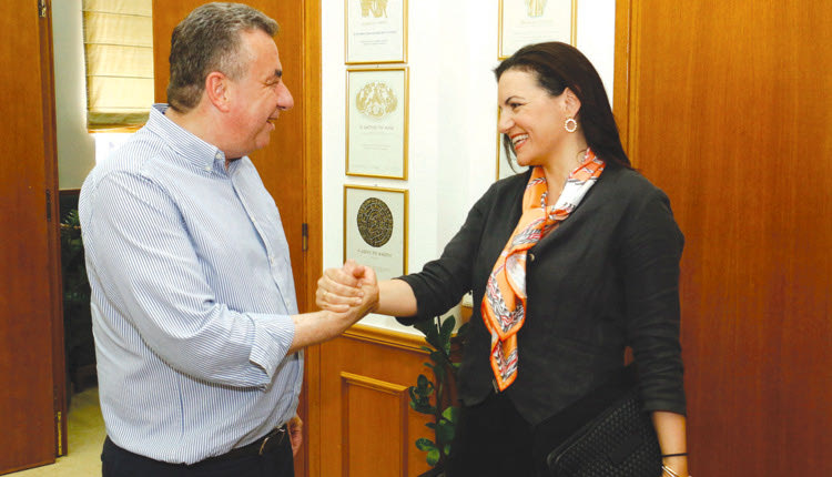 ο περιφερειάρχης Σταύρος Αρναουτάκης είχε τα γενέθλιά του και  η Όλγα Κεφαλογιάννη βρέθηκε κι εκείνη στην Περιφέρεια!