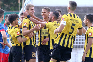 Οι παίκτες του Εργοτέλη πανηγυρίζουν το γκολ του Ιατρούδη