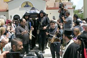 Με ποντιακές λύρες και τραγούδια αποχαιρέτησαν τον Χάρρυ Κλύνν