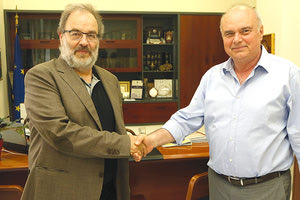 Ο γενικός γραμματέας με τον πρόεδρο του Επιμελητηρίου.