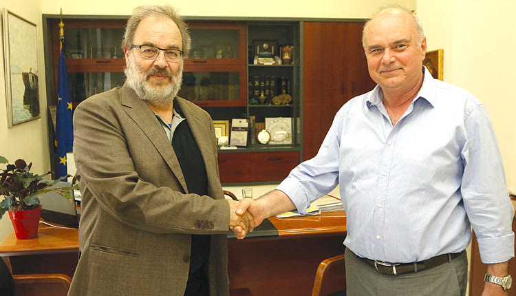 Ο γενικός γραμματέας με τον πρόεδρο του Επιμελητηρίου.