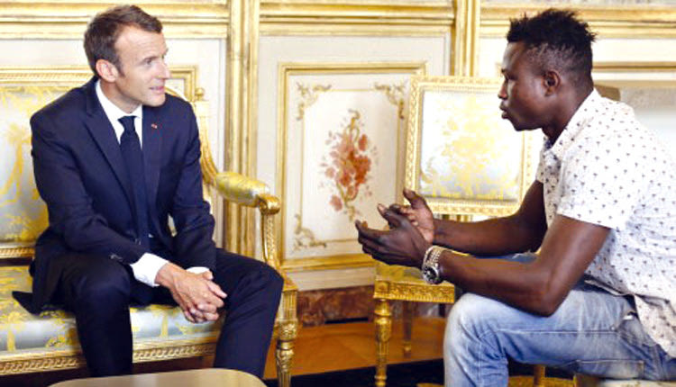  Προσκεκλημένος στο Προεδρικό Μέγαρο, ο Μαμουντού Γκασαμά φορώντας τζιν και κοντομάνικο πουκάμισο αφηγήθηκε στον Γάλλο πρόεδρο πώς προέβη στη θαρραλέα πράξη του να σώσει τον μικρό που κρεμόταν από το μπαλκόνι του τετάρτου ορόφου! 