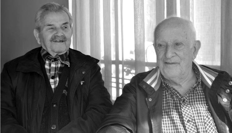 Δεξιά ο Μποτζάκης Μιχάλης και αριστερά ο Κοκονοζάκης Νικόλαος. Αφηγήθηκαν γεγονότα της κατοχής του χωριού τους Καλλονή Πεδιάδος. 