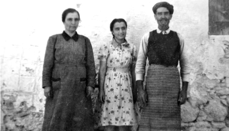 Δεξιά ο Ροκαδάκης Λεωνίδας τ. Μιχαήλ από την Καλλονή. Κι αυτός καταδιωκόμενος των αρχών Κατοχής.