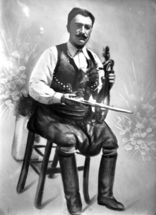 Μηλιαράκης Γεώργιος τ. Ζαχαρία ή Καψιλίδης από την Καλλονή. Ένας από τους καταδιωκόμενους των αρχών Κατοχής, ως εμπλεκόμενος στο γεγονός της ταφής των Γερμανών στο ξεροπήγαϊδο της Καλλονής. 