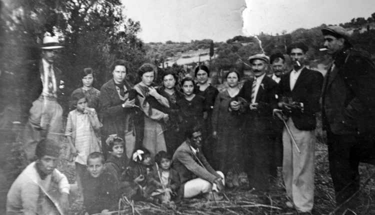 Καλλονή, ερειπωμένη γυναικεία Μονή Αγίας Φωτιάς, 1934. Τέταρτος από δεξιά με το μαντολίνο ο πρόεδρος της Κοινότητας Καλλονής Σαββάκης Γεώργιος. Πέθανε από τη στενοχώρια του για το τι μπορούσε να ακολουθήσει το επεισόδιο με τους Γερμανούς στη διάρκεια της Μάχης Κρήτης και την ταφή τους στο ξεροπήγαϊδο του χωριού του. Ανησυχούσε πολύ για τις συνέπειες που θα είχε αυτό το γεγονός αν γινόταν γνωστό. Δεν άντεξε την ψυχολογική πίεση και πέθανε από ανακοπή.