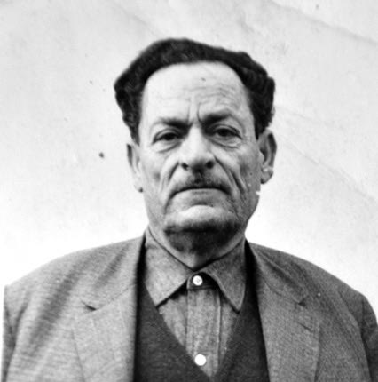 Μακράκης Κωνσταντίνος τ. Αντωνίου από την Καλλονή, καταδιωκόμενος των αρχών Κατοχής. Συνολικά οι Γερμανοί καταζητούσαν έξι κατοίκους της Καλλονής ως ενόχους για την ταφή των στρατιωτών τους στο ξεροπήγαϊδο. 