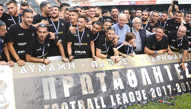 Οι πρωταθλητές της Β’ Εθνικής με τον δήμαρχο Ηρακλείου Βασίλη Λαμπρινό και τον Κώστα Καζανάκη