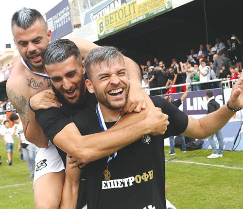  ΦΙΕΣΤΑ με τους  παίκτες να έχουν βάψει  τα μαλλιά τους για τις ανάγκες της γιορτής σε χρώμα ασπρόμαυρο