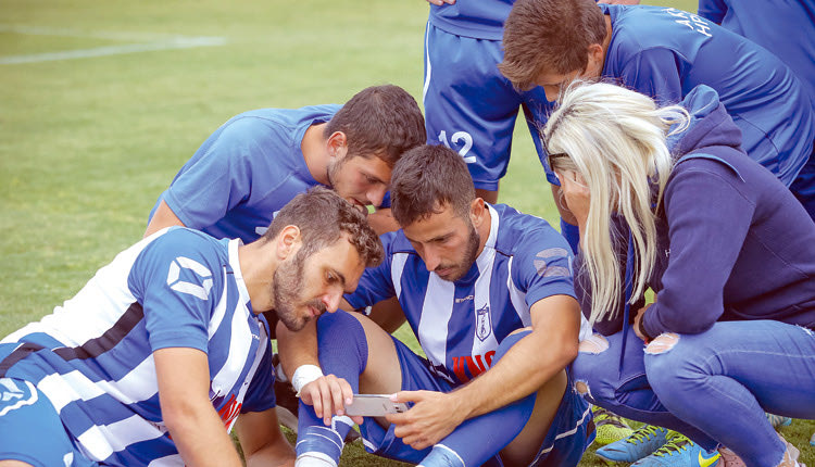 Γύρω από ένα κινητό μαζεύτηκαν οι παίκτες του Ηροδότου στο κέντρο του γηπέδου,  για να παρακολουθήσουν την κατάληξη του αγώνα του Εθνικού με τον Αστέρα Αμ.